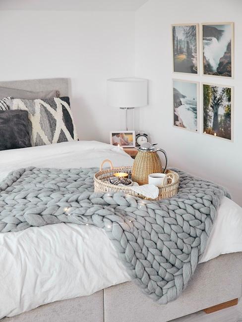 Przytulna sypialnia w jasnych barwach