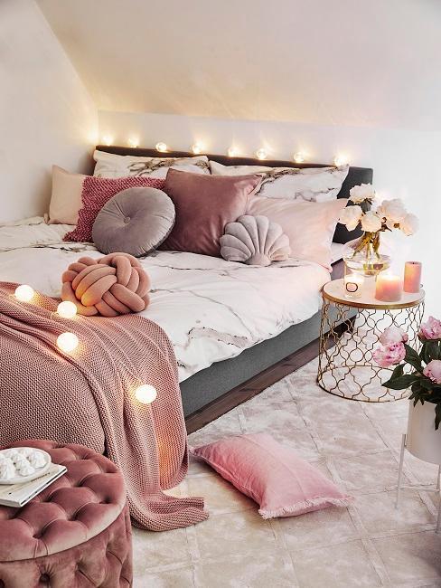 Lampeczki zawieszone nad łóżkiem w sypialni