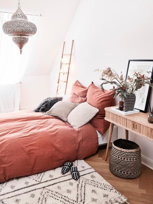 Sypialnia w stylu orientalnym z pościelą w kolorze terakoty