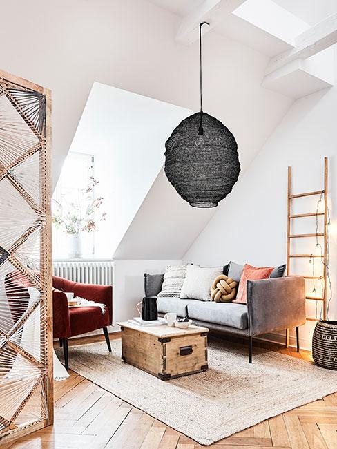 Przytulny salon na poddaszu, ze stolikiem ze skrzynki