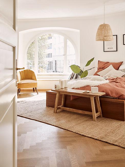 Salon z jasną podłogą