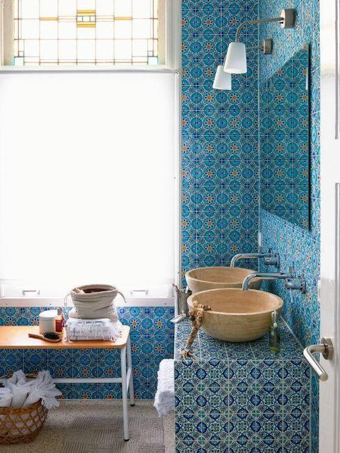 NIebieskie płytki łazienkowe inspirowane portugalskimi azulejos