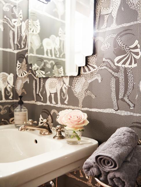 Łazienka ze zwierzęcymi wzorami na ścianie