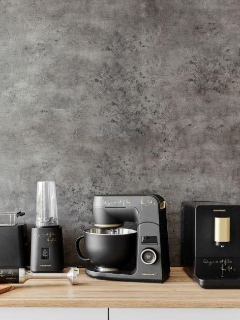 Ekspres do kawy i oryginalna ściana w kuchni