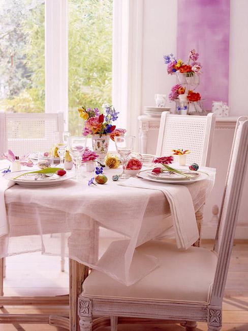 Romantyczny stół wielkanocny w bieli i różu