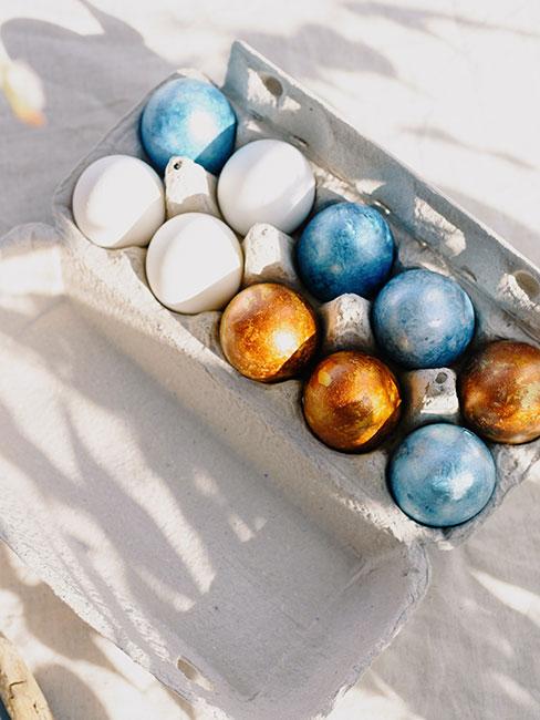 zbliżenie na niebieskie i złote pisanki