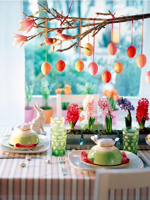 Kolorowy wielkanocny stół