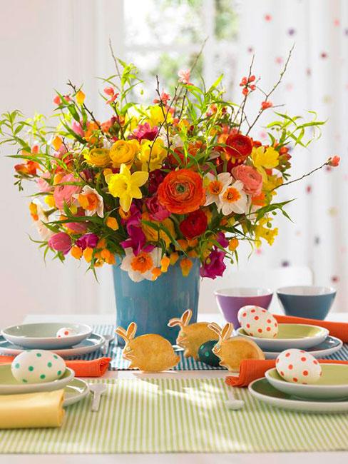 Kolorwy bukiet kwiatów na kolorowym stole wielkanocnym