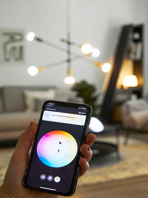 Osoba używa telefonu komórkowego