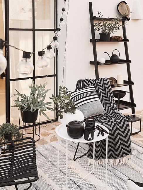 Balkon w naturalnych odcieniach z fotelem i poduszkami