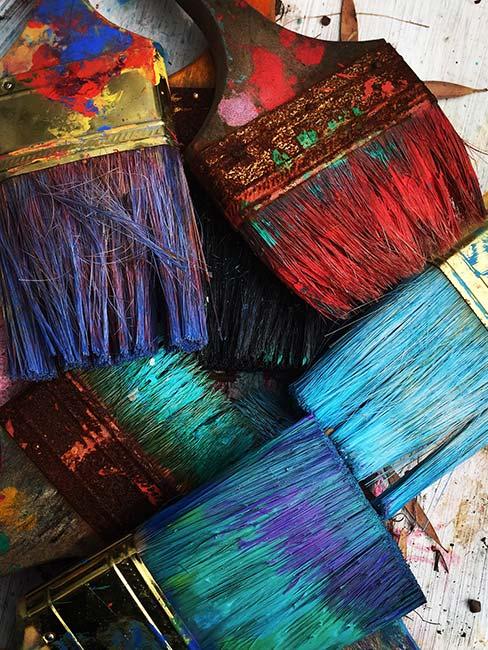 Kolorowe pędzle do malowania ścian