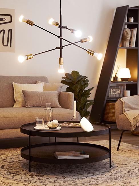 Elegancko oświetlony pokój w przytulnym domu