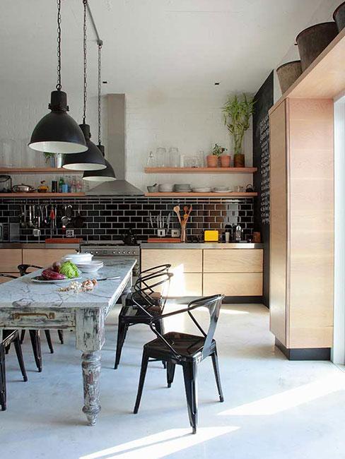 Duża kuchnia z jadalnią w jasnym drewnie z białą podłogą