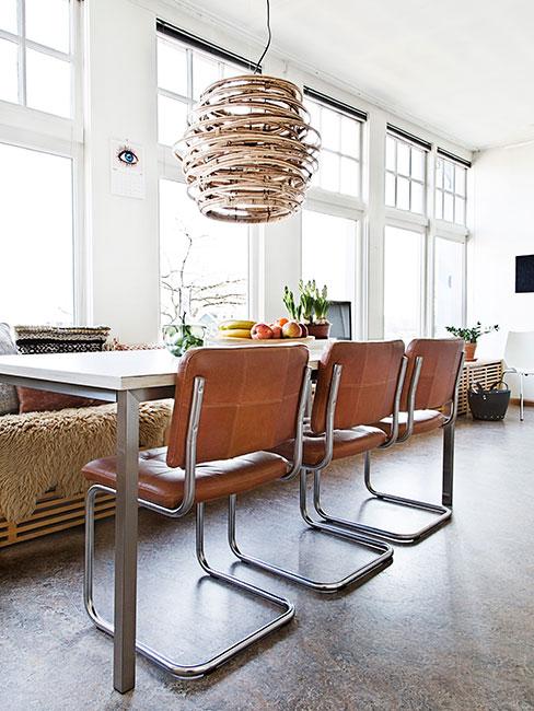 Nowoczesna jadalnia ze skórzanymi krzesłami