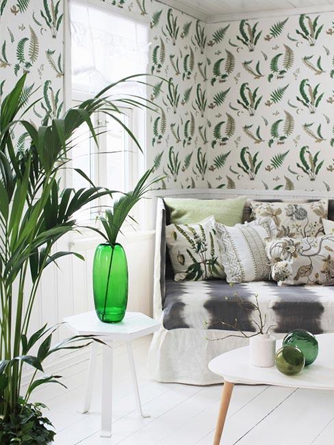 Jasny salon z białą podłogą i wzorzystą tapetą w zielone liście