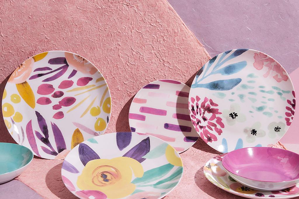 Pastelowe tło zoom z kolorową zastawą stołową