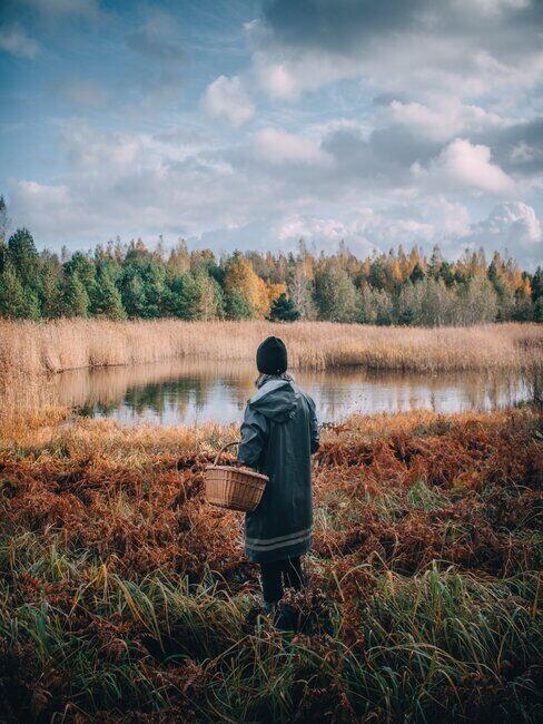 Kobieta z koszem patrząca na jezioro