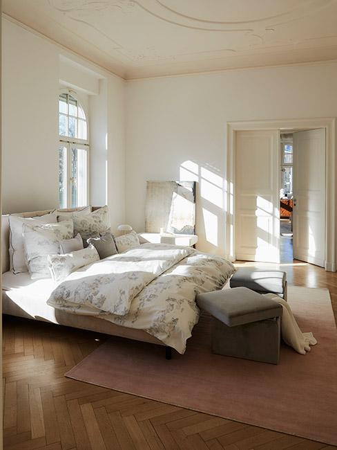 Jasna sypialnia w klasycznym stylu retro