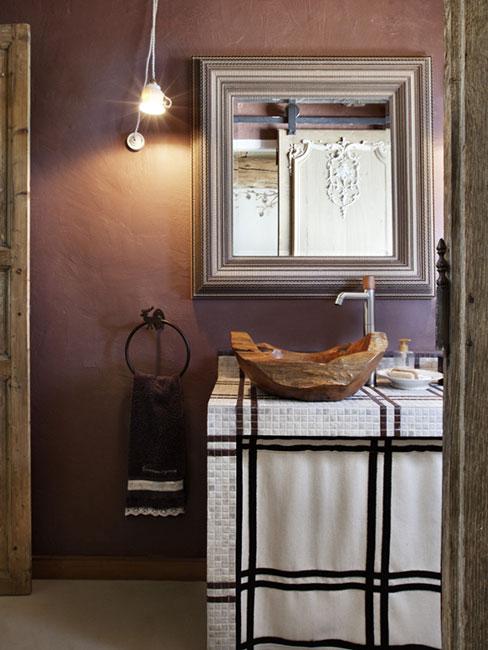 Ciemna łazienka w stylu rustykalnym