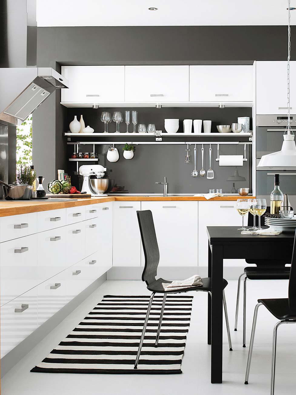 Nowoczesna baiłoczarna kuchnia z szarą ścianą