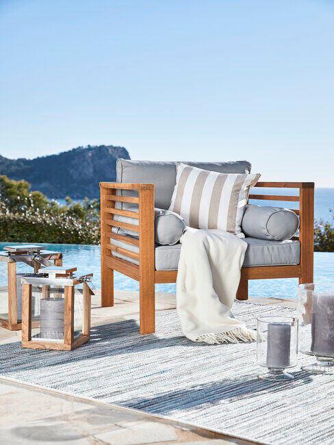 Krzesło przy basenie