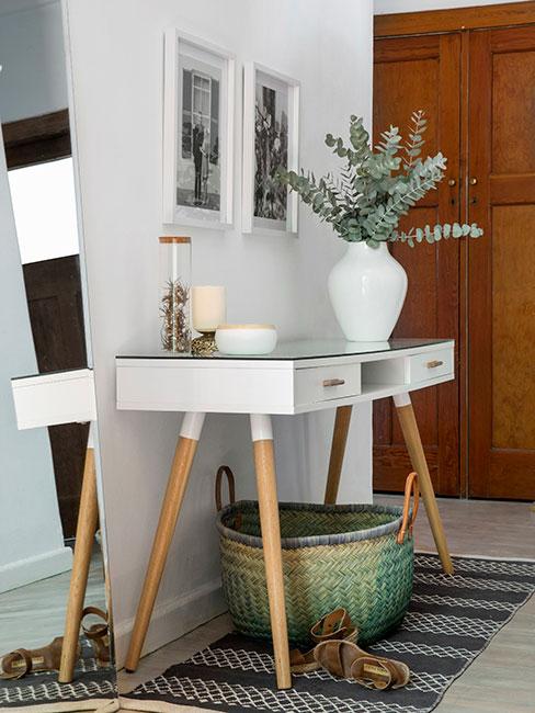 przedopokój w stylu skandynawskim z białą konsolą