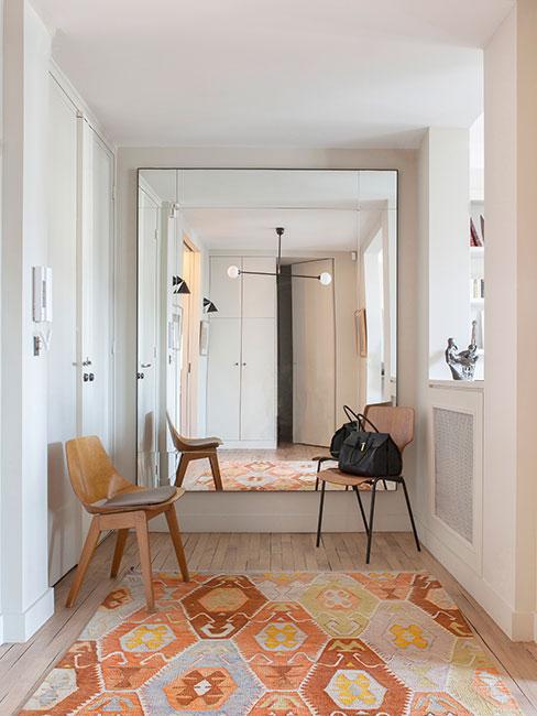 przedpokój z meblami i dywanem retro