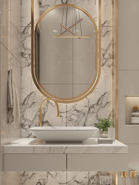 łazeinka z e zlotą armazurą i marmurem