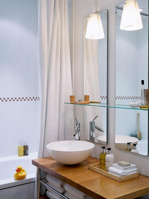 mała jasna przytulna łazienka skandi