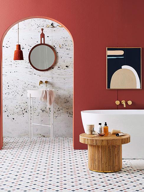 łazeinka retro z ct'zerwonymi ścianami