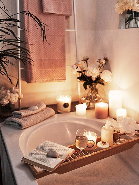 przytulna wanna z świeczkami