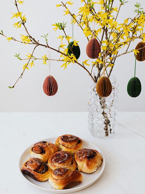 forsycja w bukiecie z zawieszkami w kształcie jajek