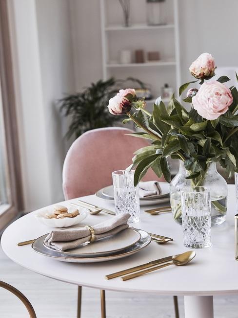 piwonie w wazonie na białym okrągłym stole