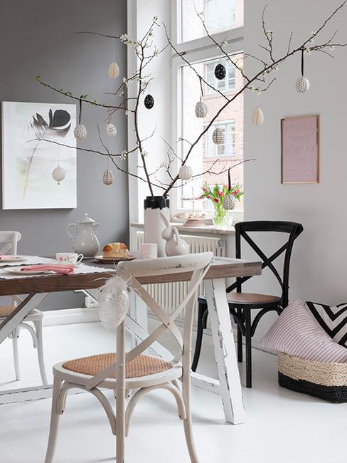 wielkanocny stół w szarym i różu