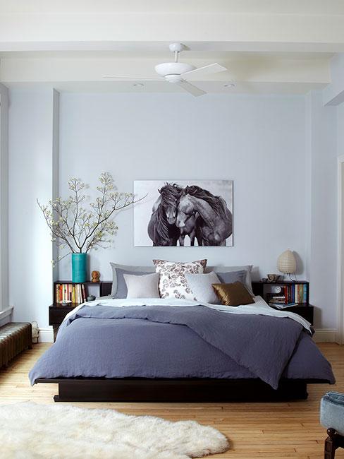 duża nowoczesna sypialnia z granatową pościelą w lofcie