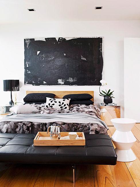nowoczesna sypialnia z meblami ze skóry i drewnianymi i czarnymi akcentami