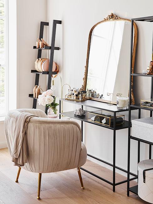 Toaletka z lustrem francuskim i różowym tapicerowanym fotelem
