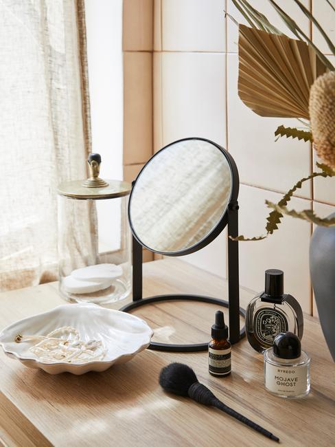 czarne luerko łazienkowe na drewnainym blacie