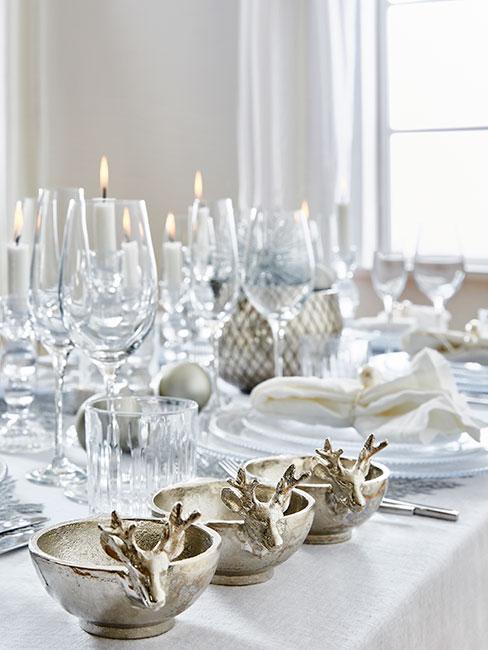 srebrnobiała zastawa na świątecznym stole