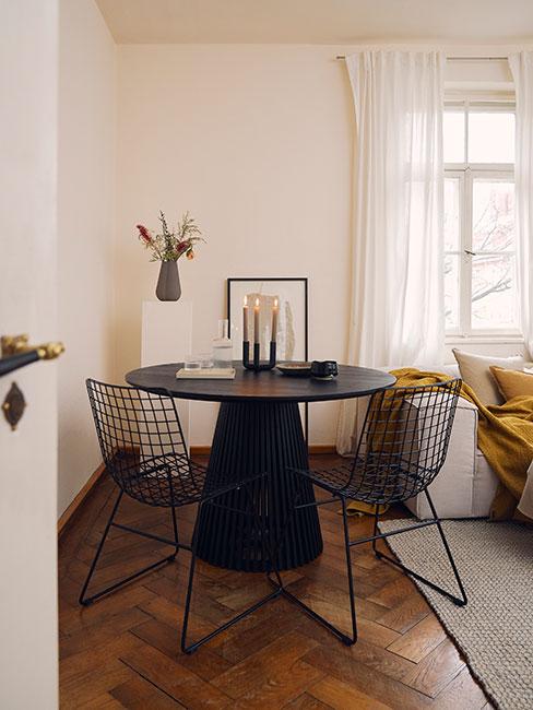 nowoczesna jadalnia z ażurowymi krzesłami