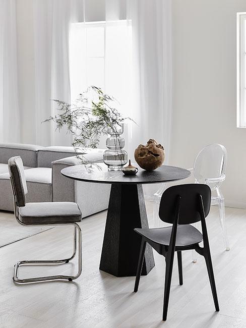 nwowoczesna jadalnia z czarnym okrągłym stołem