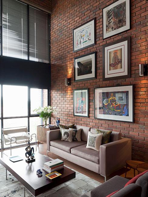 Insustrialny salon z ceglaną ścianą