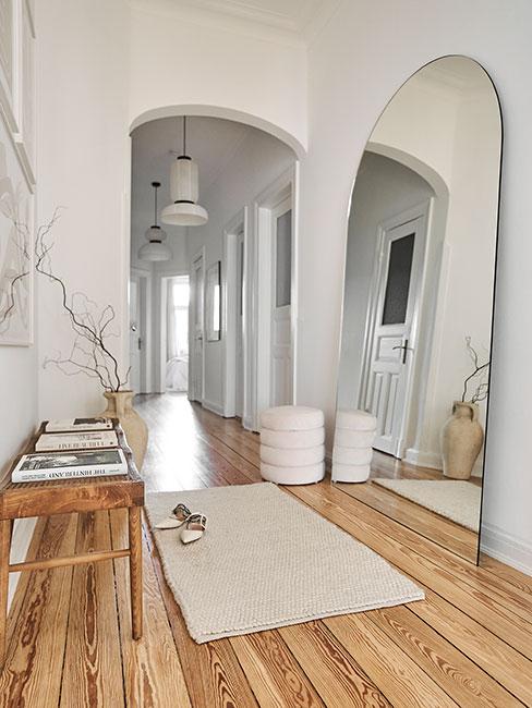 duży nowoczesny przedpokój w stylu skandynawskim