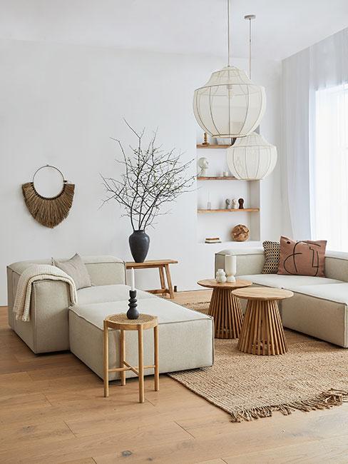 nowoczesny salon w anturalnych kolorach i materiałach