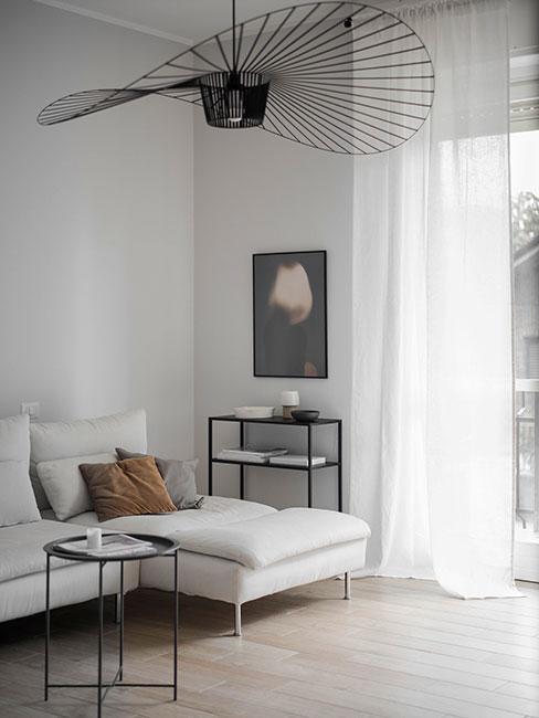 nowoczesny minimalistyczny salon z jasną sofą