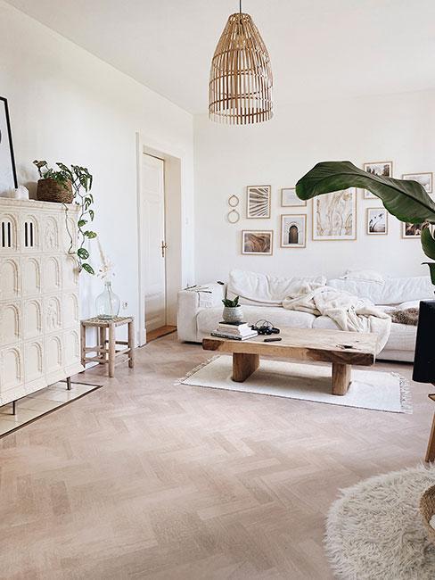 jasny salon w stylu boho z piecem kaflowym
