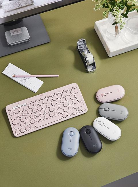 nowoczesna przenośna klawiatura w pastelowym kolorze z kolorowymi myszkami na blacie w kolorze oliwkowym