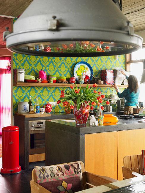 kolorowa kuchnia z industrialną lampą