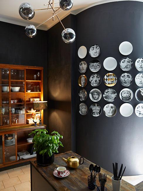 czarna kuchnia z talerzami na ścianie