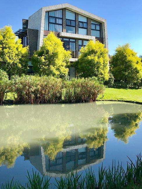 zielony park przy nowoczesnym budynku